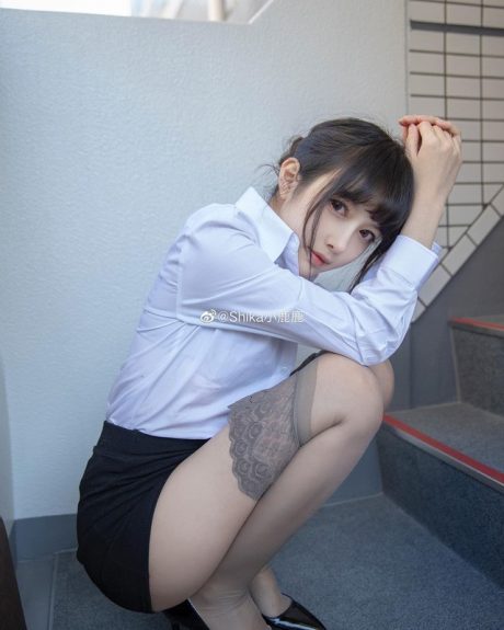 从可爱到性感：Shika小鹿鹿的大胆蜕变引爆cosplay圈