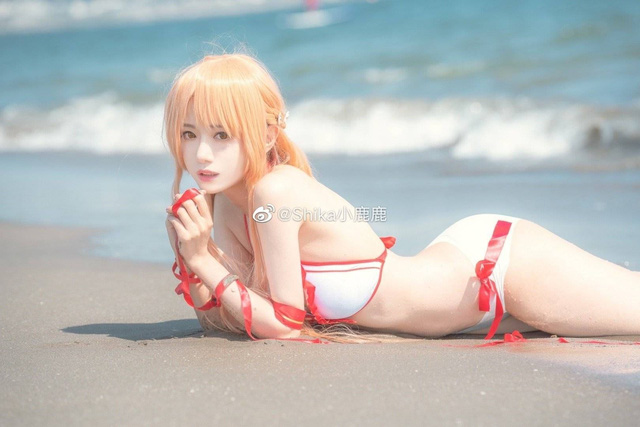 Shika小鹿鹿亚丝娜COS：夏日沙滩上的比基尼女神