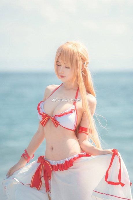 Shika小鹿鹿亚丝娜COS：夏日沙滩上的比基尼女神