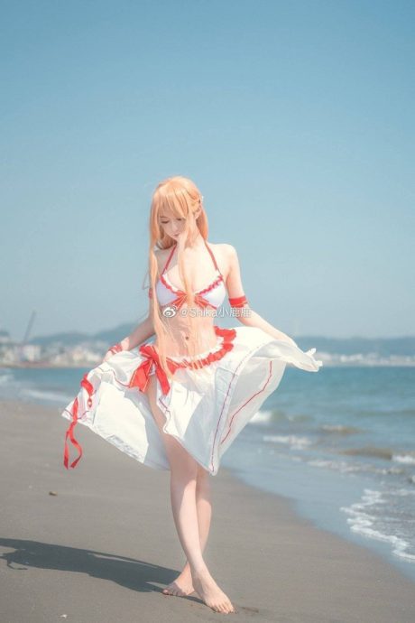 Shika小鹿鹿亚丝娜COS：夏日沙滩上的比基尼女神