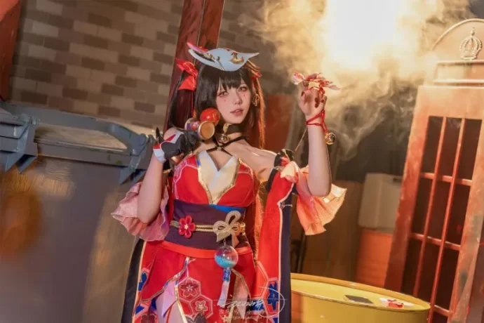 性感与神秘的碰撞：咬人小小兔cos崩坏星穹铁道花火