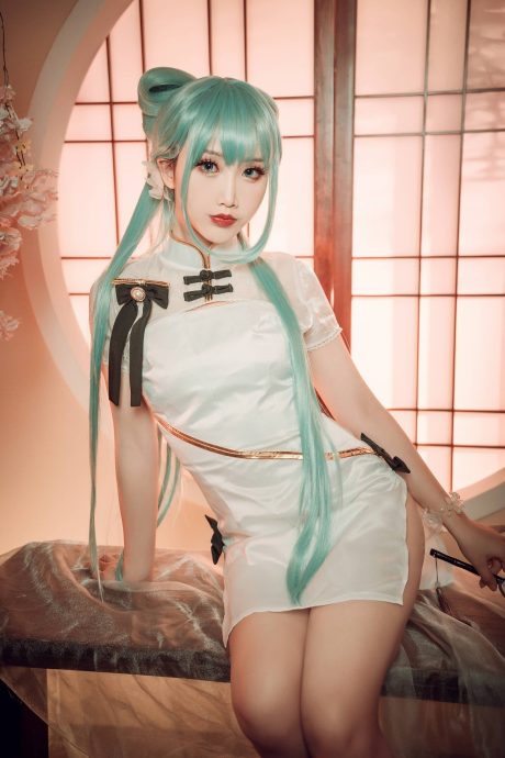 面饼仙儿初音未来COS：诠释旗袍版虚拟偶像的东方韵味