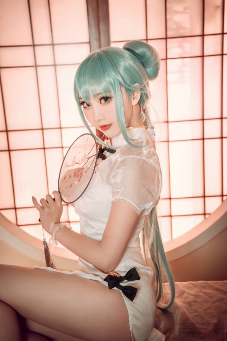 面饼仙儿初音未来COS：诠释旗袍版虚拟偶像的东方韵味