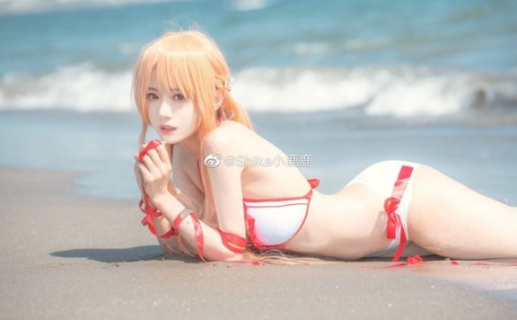 Shika小鹿鹿亚丝娜COS：夏日沙滩上的比基尼女神