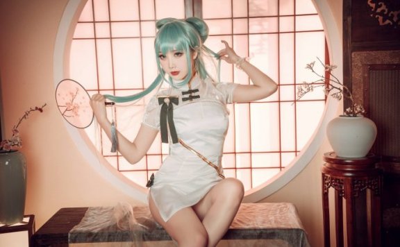 面饼仙儿初音未来COS：诠释旗袍版虚拟偶像的东方韵味