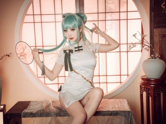 面饼仙儿初音未来COS：诠释旗袍版虚拟偶像的东方韵味